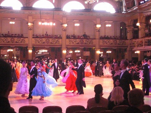 ブラックプールのウィンターガーデンで踊っているプロダンサーの様子