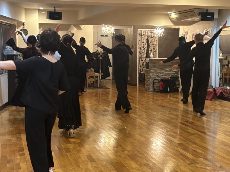 Image for the Tweet beginning: 【本日の例会ð¶】 今日は体験の方が来てくれました! 小学生の頃にちょこっと やったことがあるとのことで‼️ð³ 将来有望です✨✨ #社交ダンス #ダンスサークルJ国分寺 #大人の趣味 #健康 #スポーツ